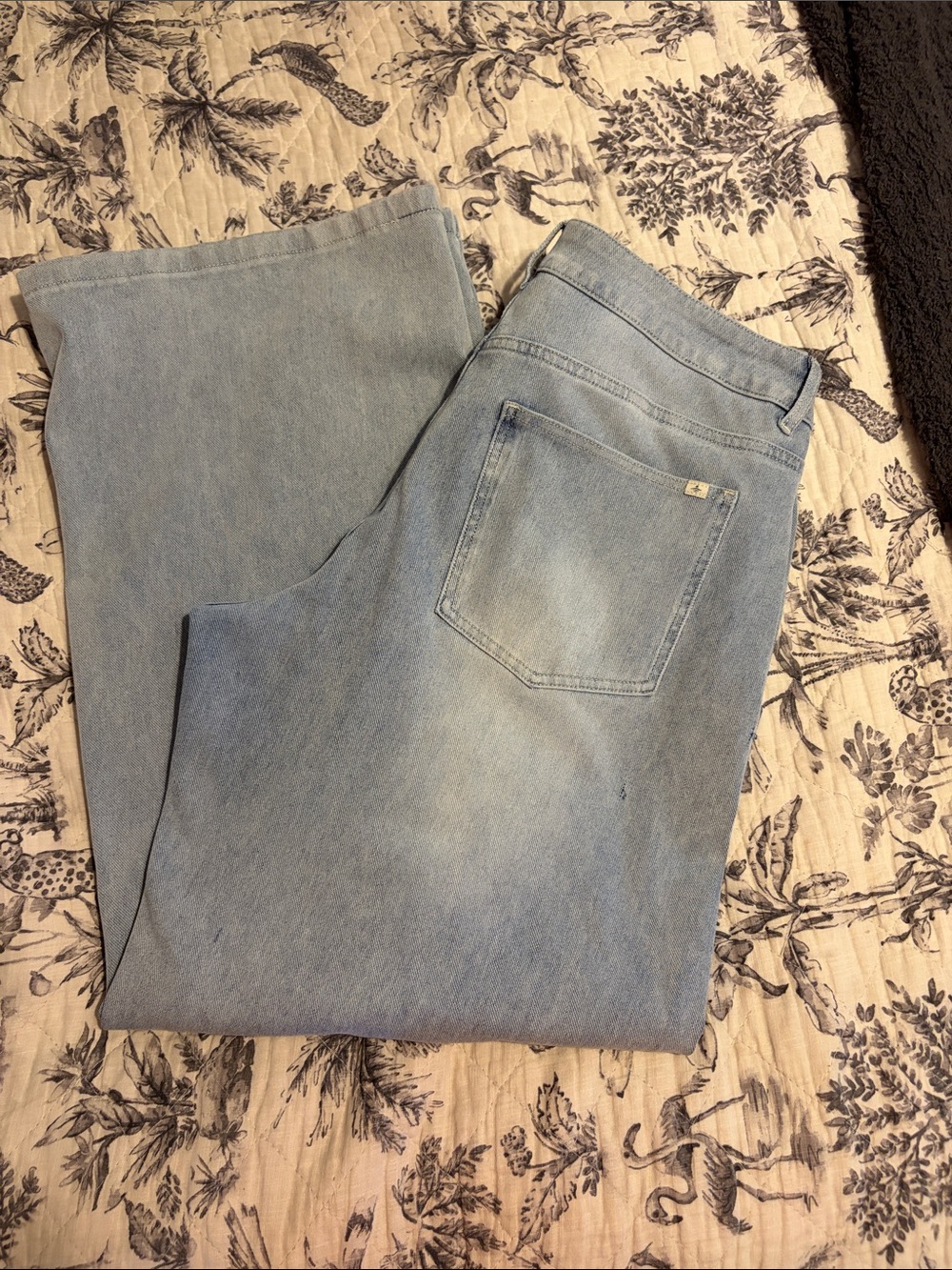 HALARA Light Wash Wide-Leg Jeans - Pale Blue - Picture 4 of 5